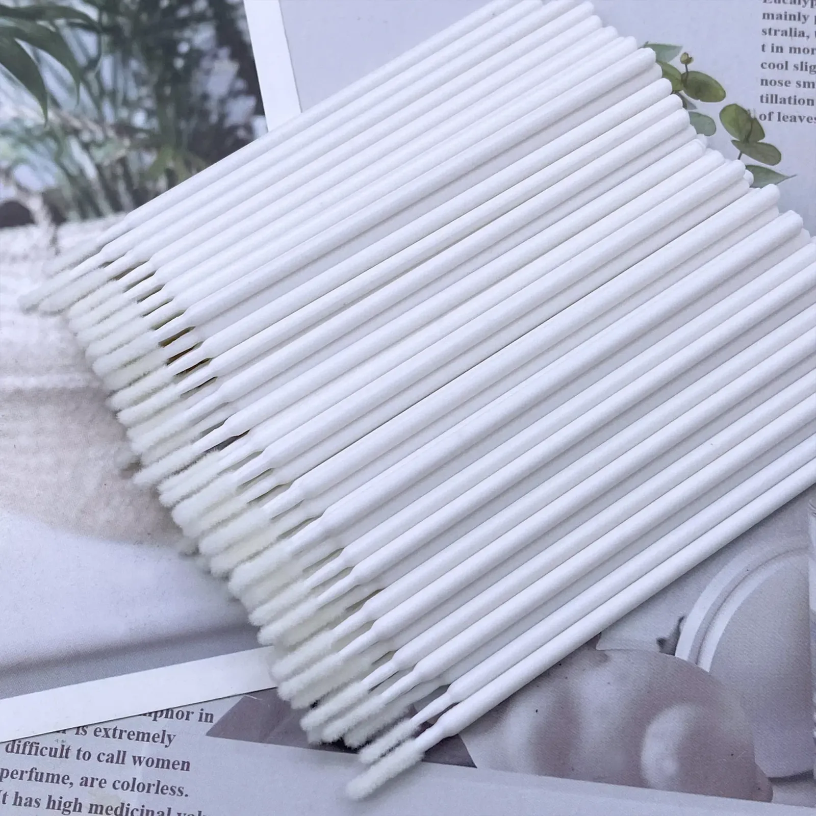 Micro-brosse de nettoyage pour cils, en situation