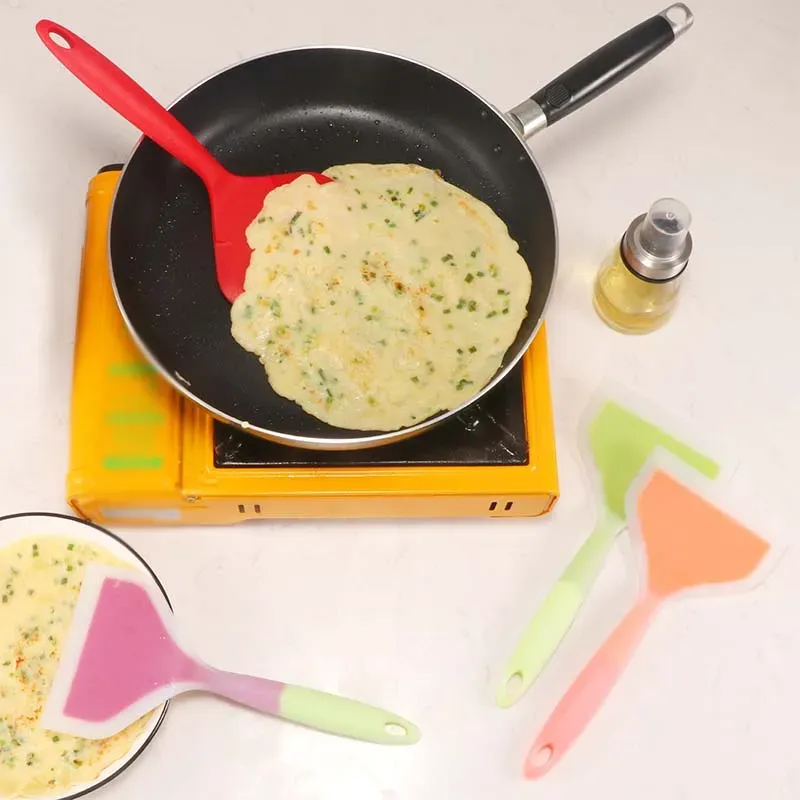 Spatule en silicone utilisée pour la cuisson de crêpes