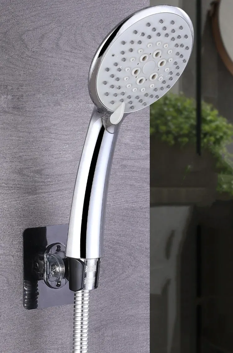 Support de pomme de douche installé dans une salle de bains