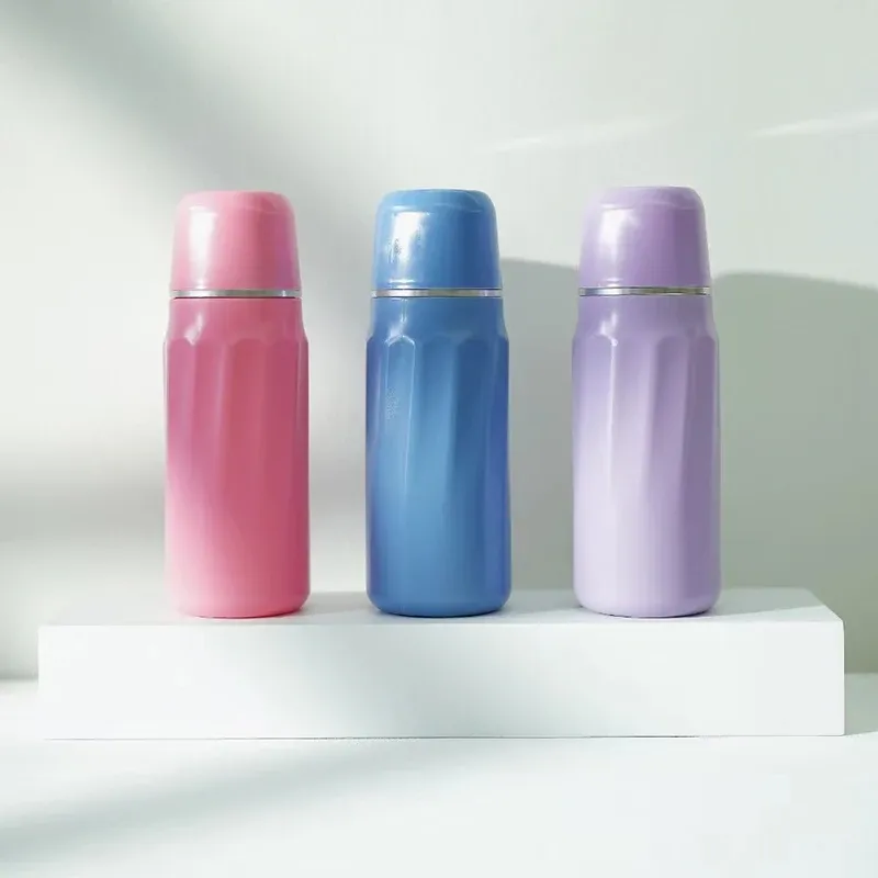 Bidet de voyage présenté dans son ensemble