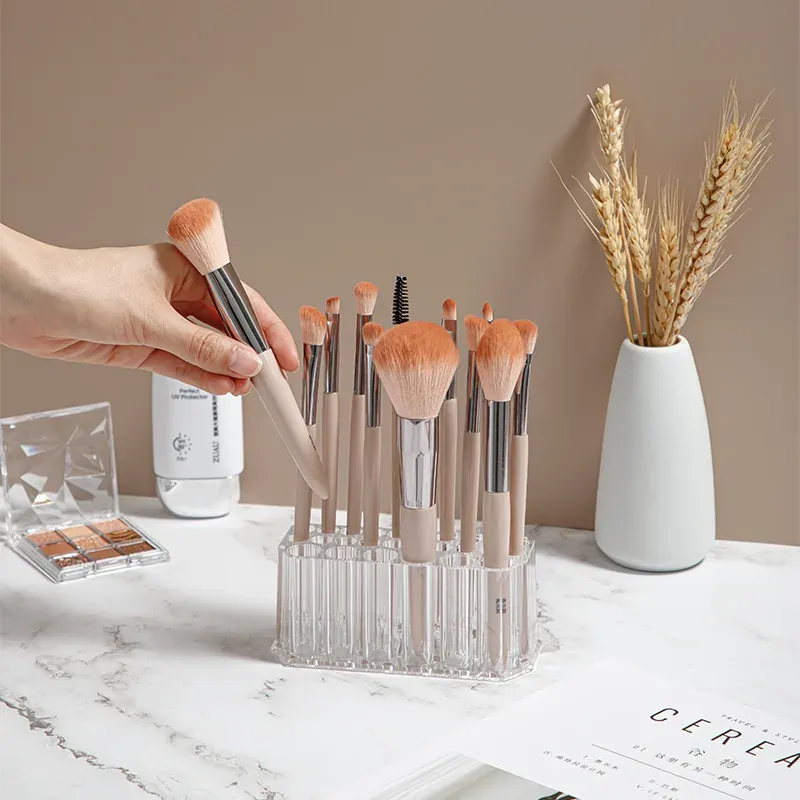 Détail de l'organisateur de vernis et brosses en acrylique