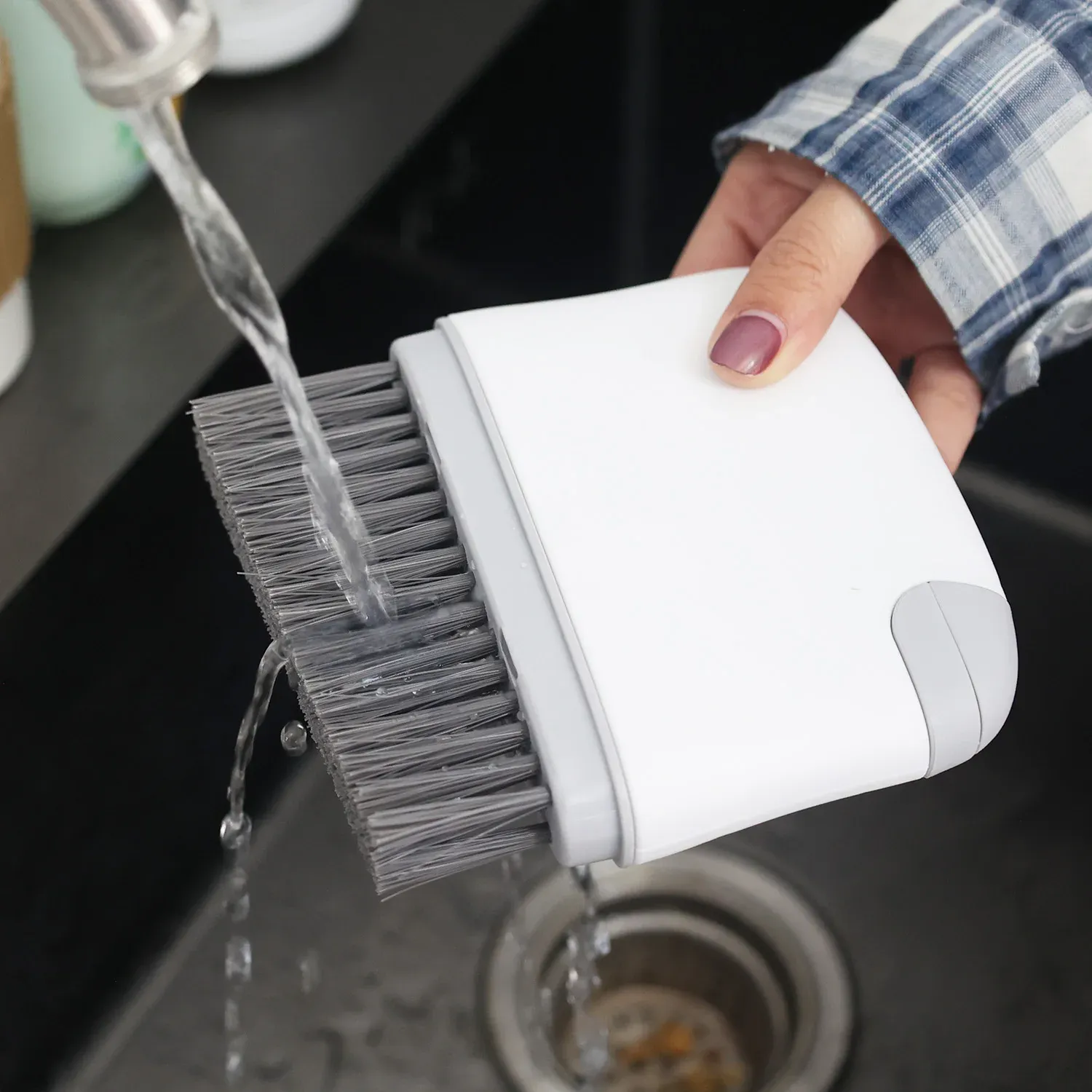 Brosse de nettoyage multifonction en détail