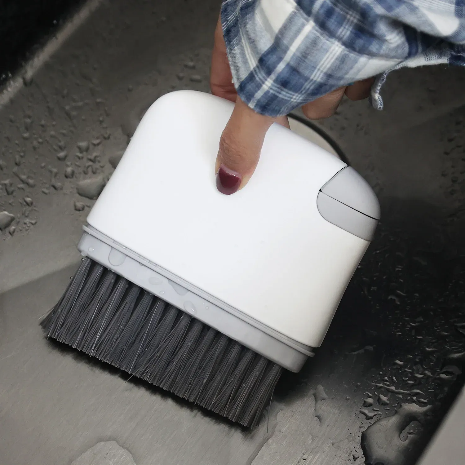 Brosse de nettoyage dans un intérieur moderne