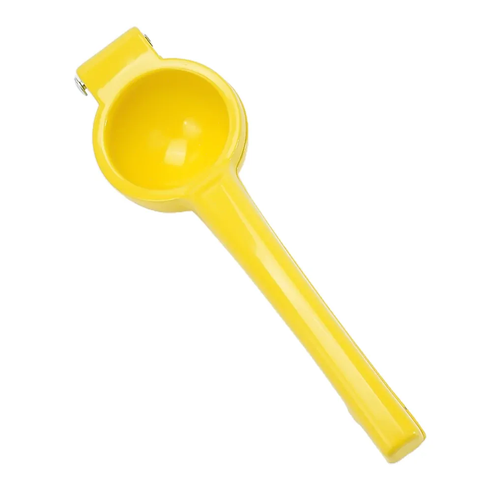 Presse-citron utilisé avec des citrons frais