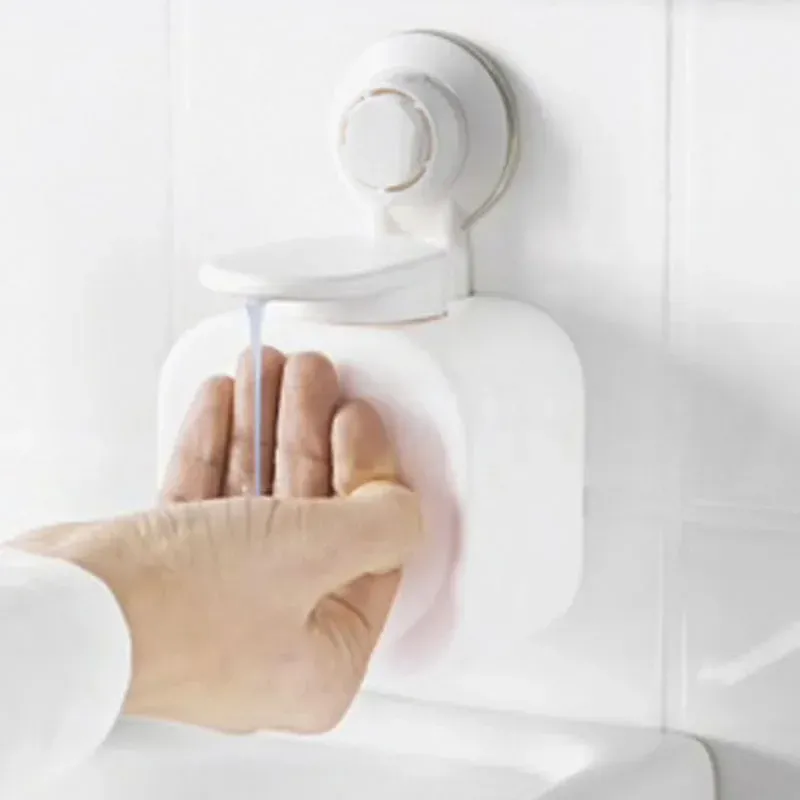 Distributeur de savon en situation dans une salle de bains