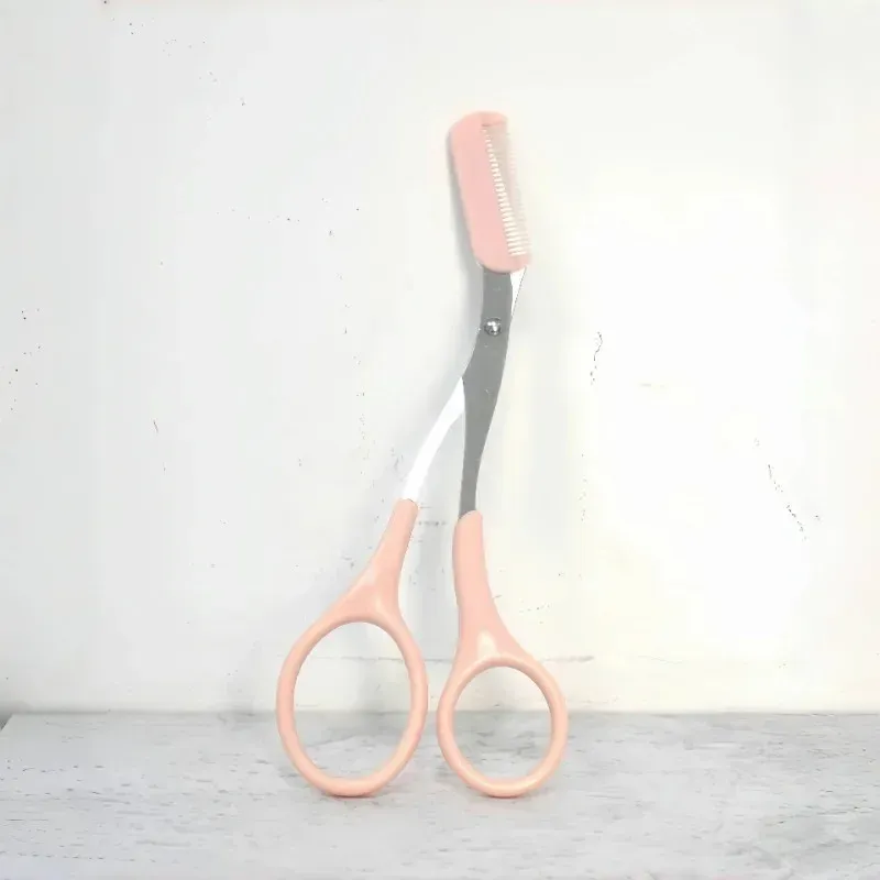 Détail des lames des ciseaux à sourcils roses