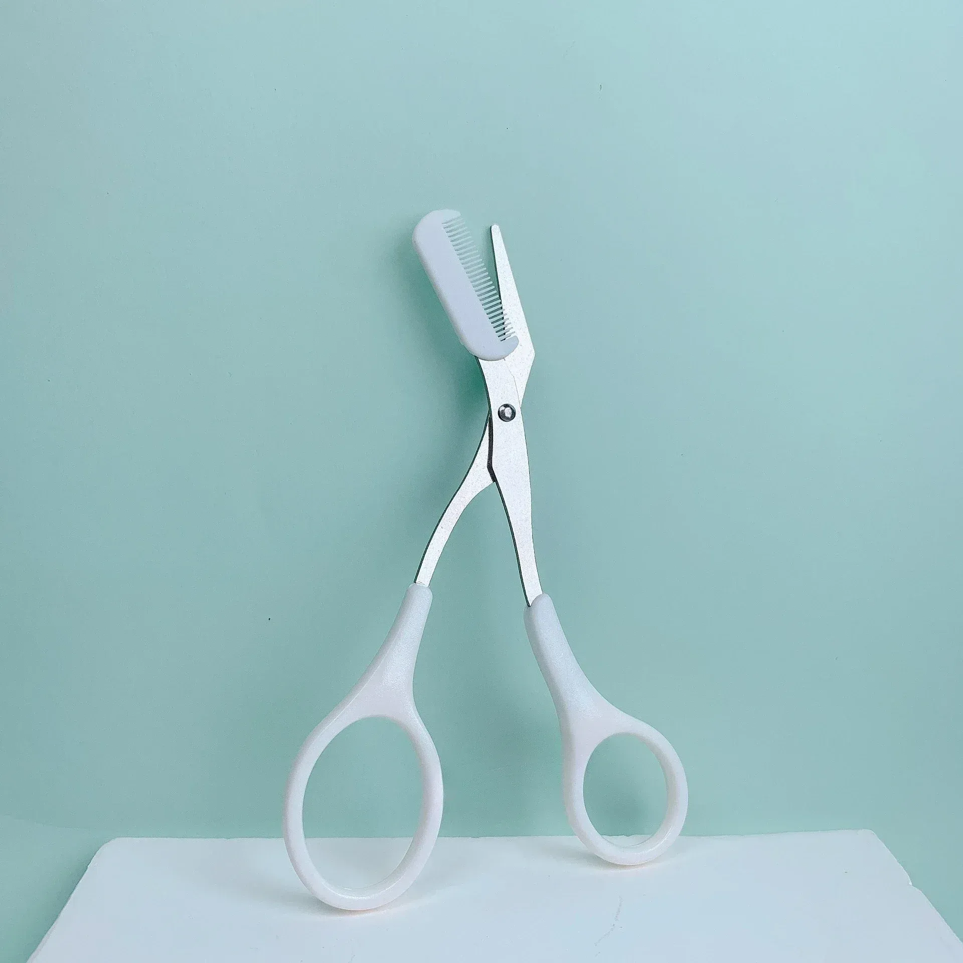Ciseaux roses à sourcils avec peigne intégré, en acier inoxydable, outil de toilettage précis 8