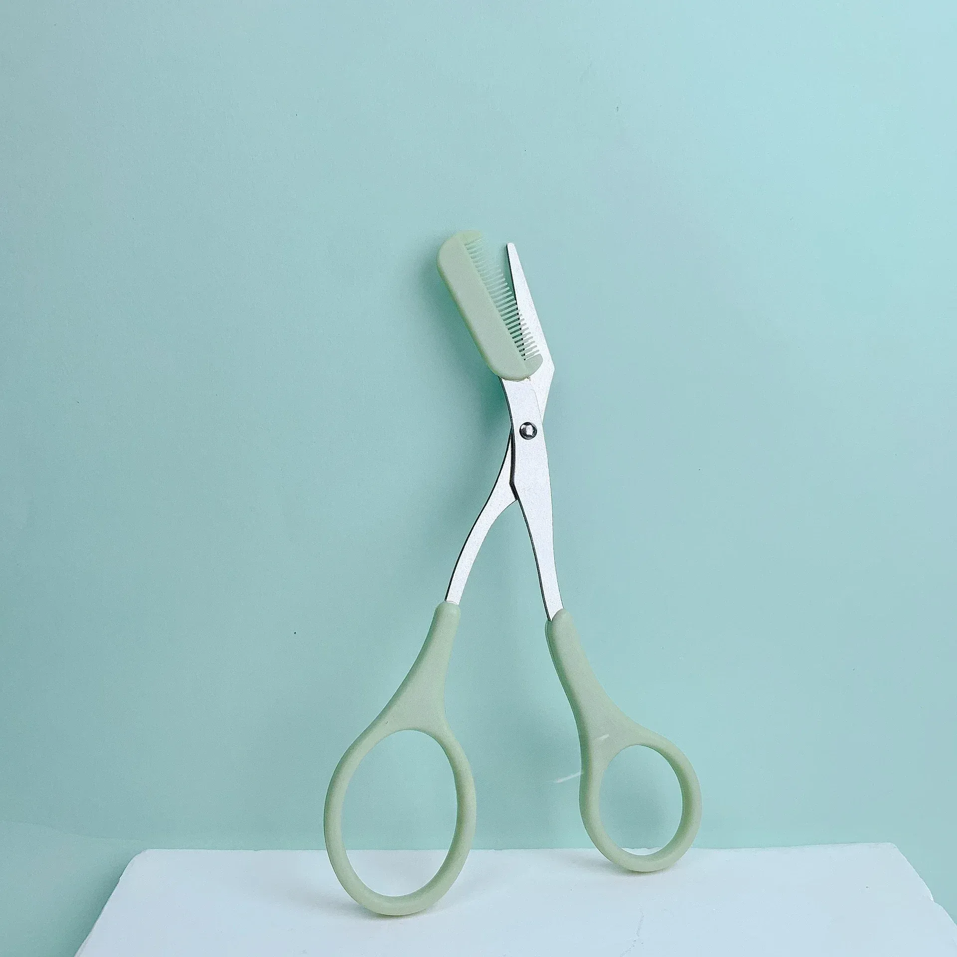 Ciseaux roses à sourcils avec peigne intégré, en acier inoxydable, outil de toilettage précis 10