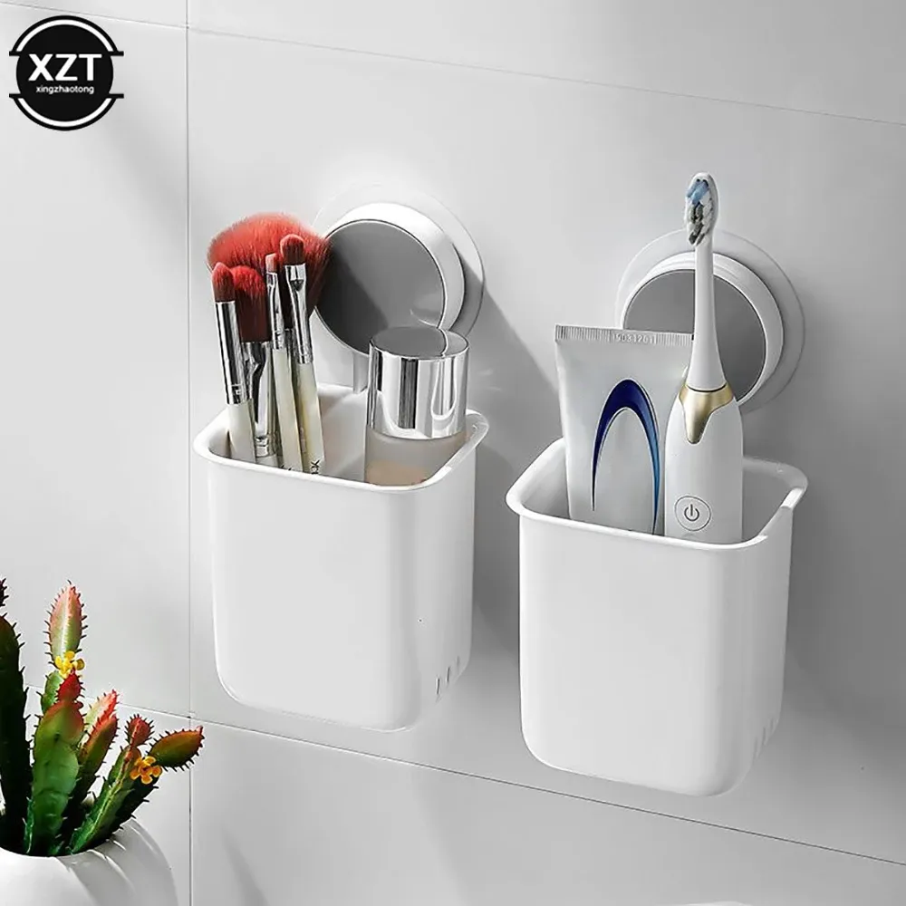 Détail du support mural avec accessoires de toilette