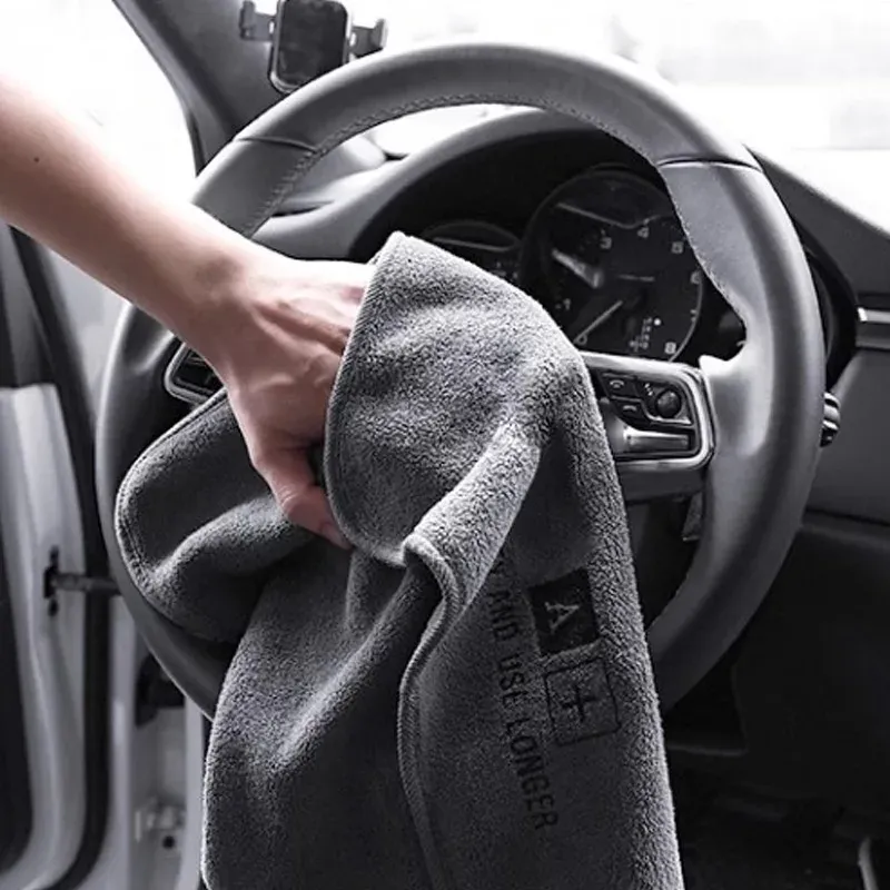 Chiffon microfibre pour séchage de voiture en situation