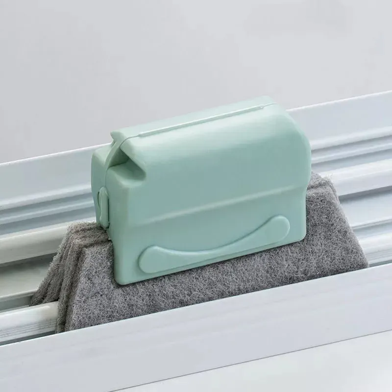 Brosse de nettoyage pour rainures de fenêtre, en situation