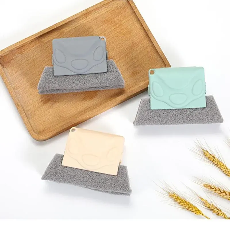 Brosse de nettoyage pour rainures de fenêtre, utilisation dans la cuisine