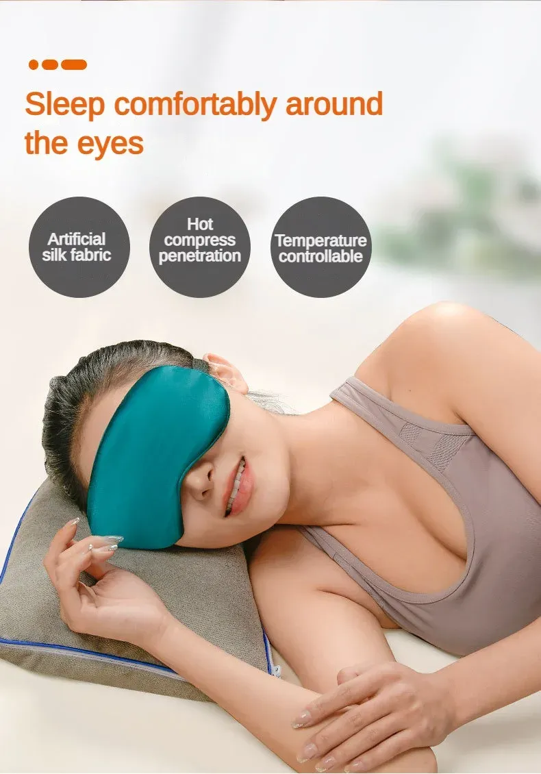 Masque chauffant en soie porté pendant un moment de détente
