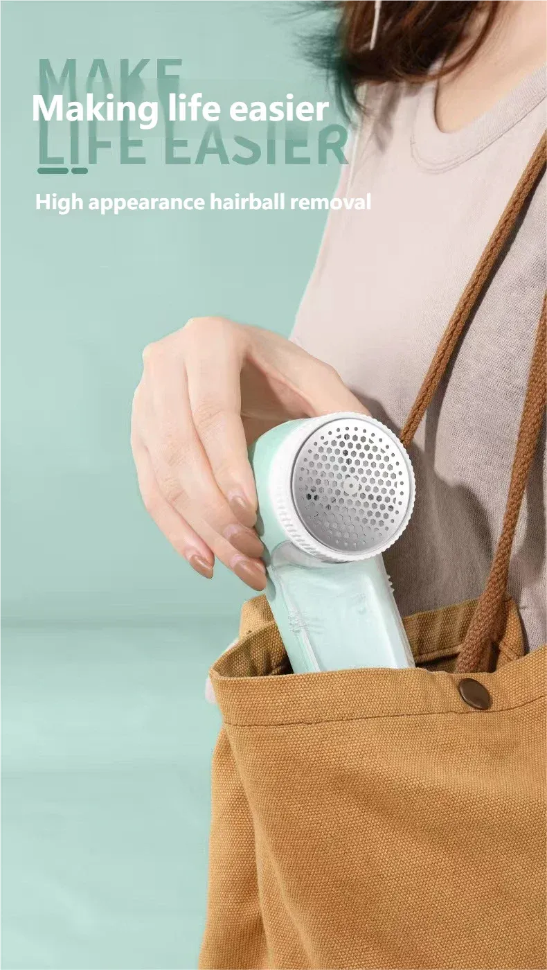 Rasoir anti-bouloches électrique portable en situation d'utilisation