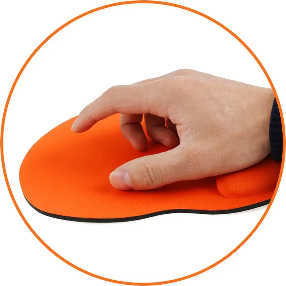 Détail du tapis de souris ergonomique au bureau