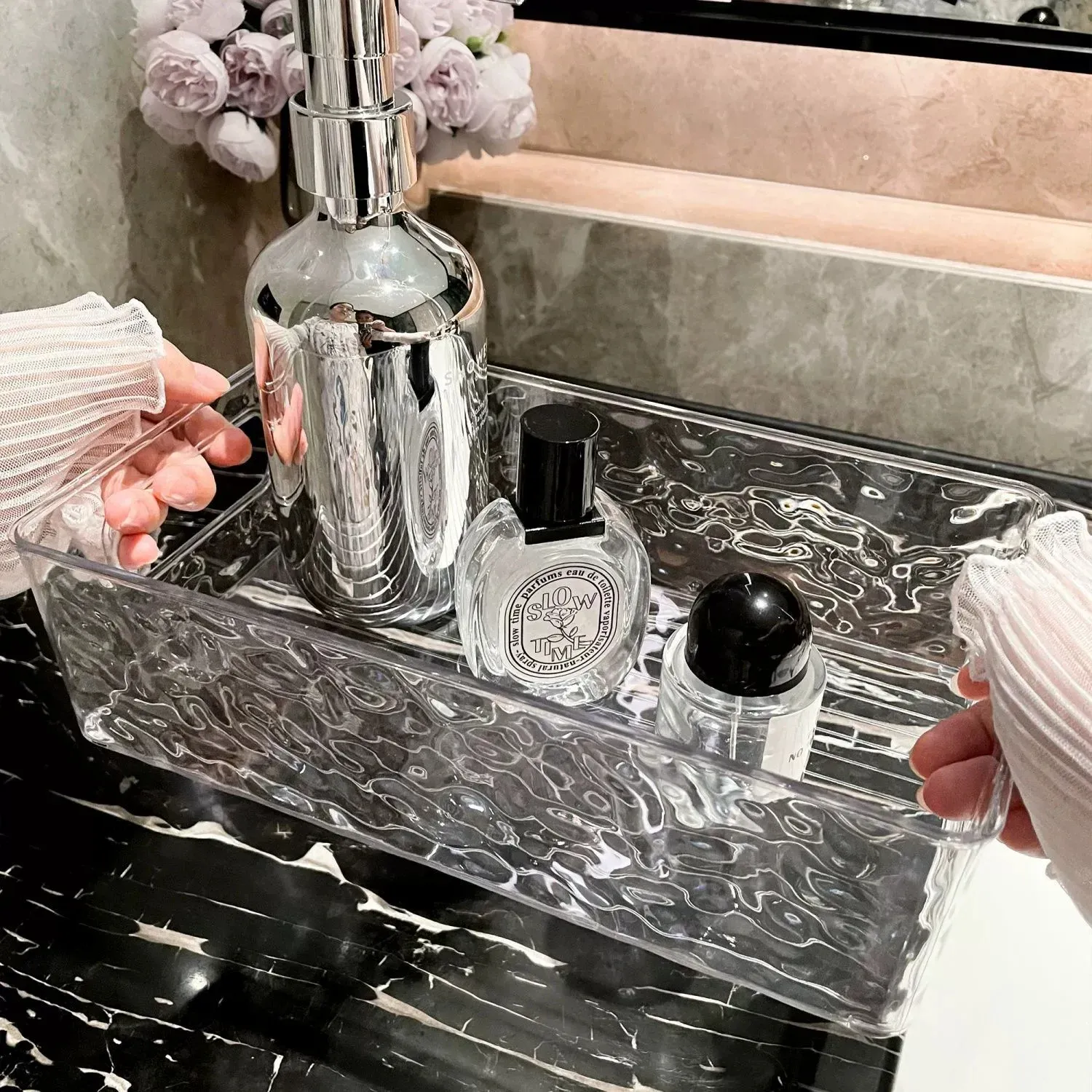 Rangement cosmétique en acrylique dans une salle de bains