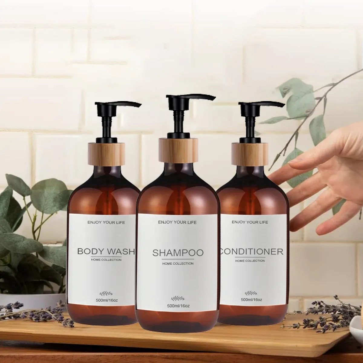 Distributeur de shampoing et de revitalisant en situation dans la salle de bain