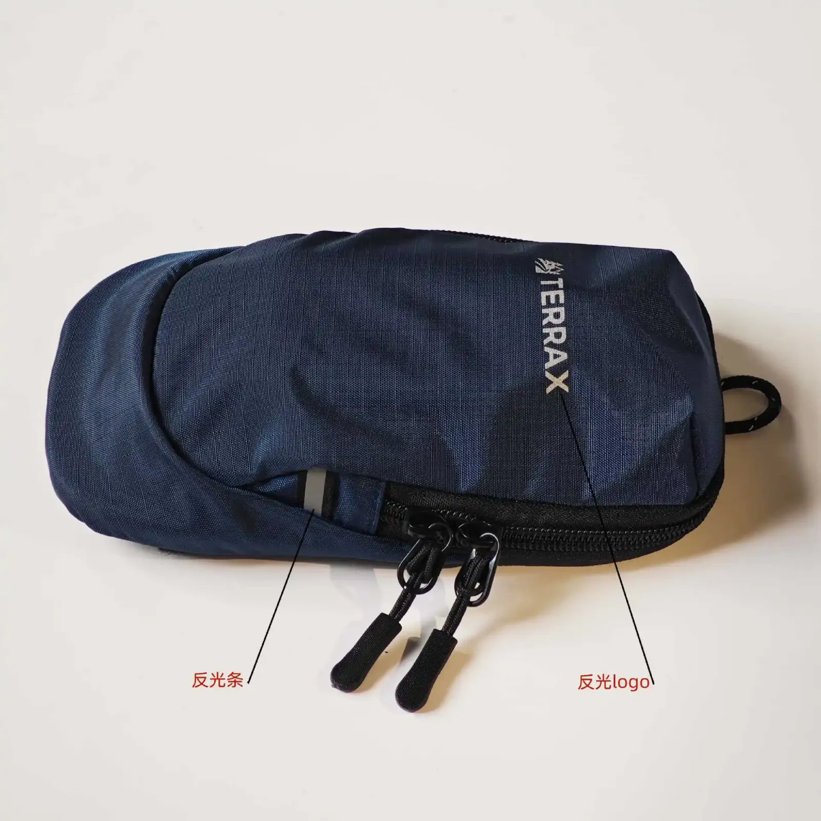 Sac étanche fixé à un sac à dos