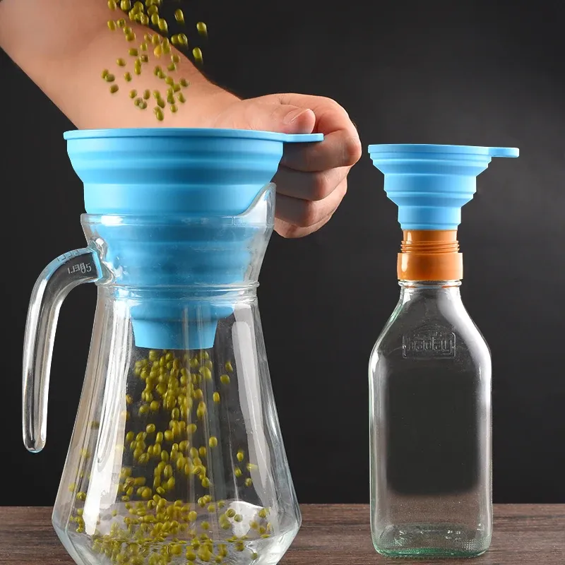 Entonnoir pliable en silicone présenté dans une cuisine moderne