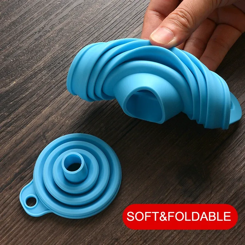 Entonnoir pliable en silicone dans son usage quotidien