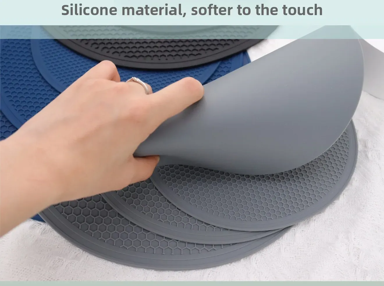 Tapis en silicone rond posé sous une casserole