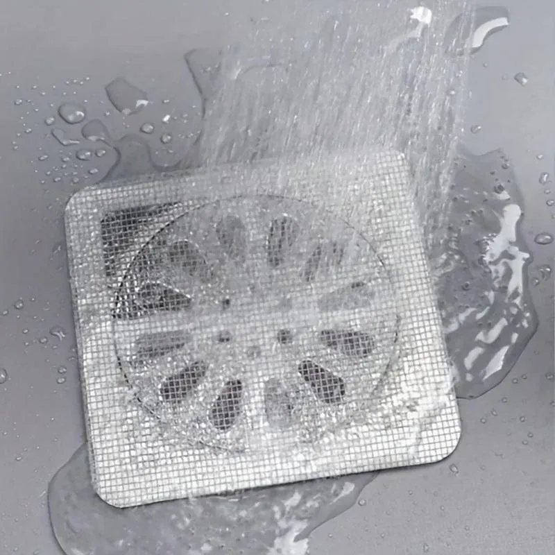 Filtre de douche posé sur un siphon de sol dans une salle de bain