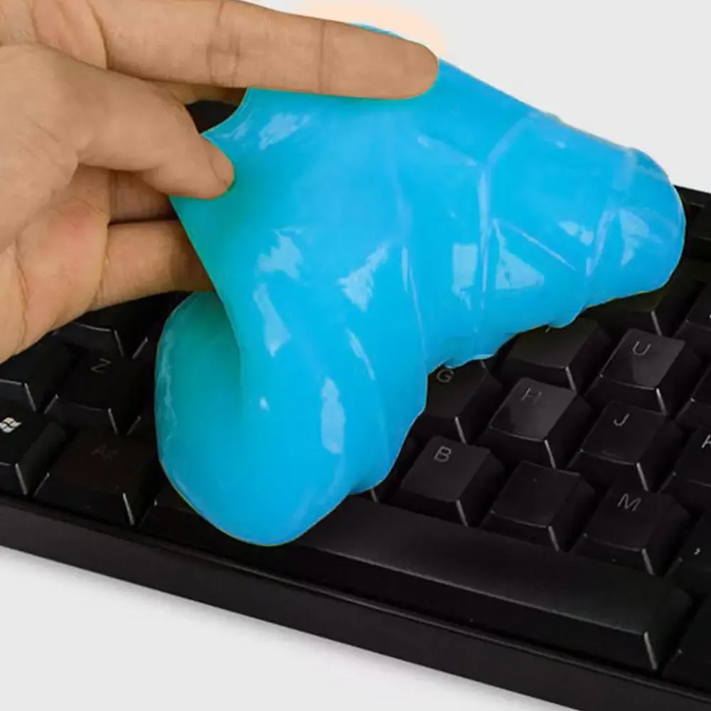 Gel nettoyant capturant la poussière sur le tableau de bord