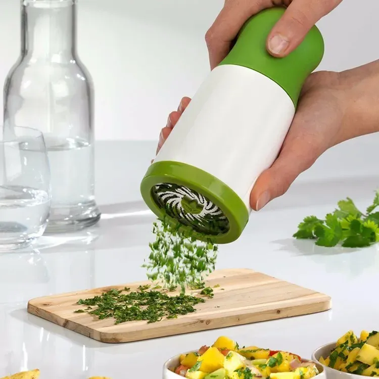 Broyeur manuel d'herbes et d'épices en situation de cuisine