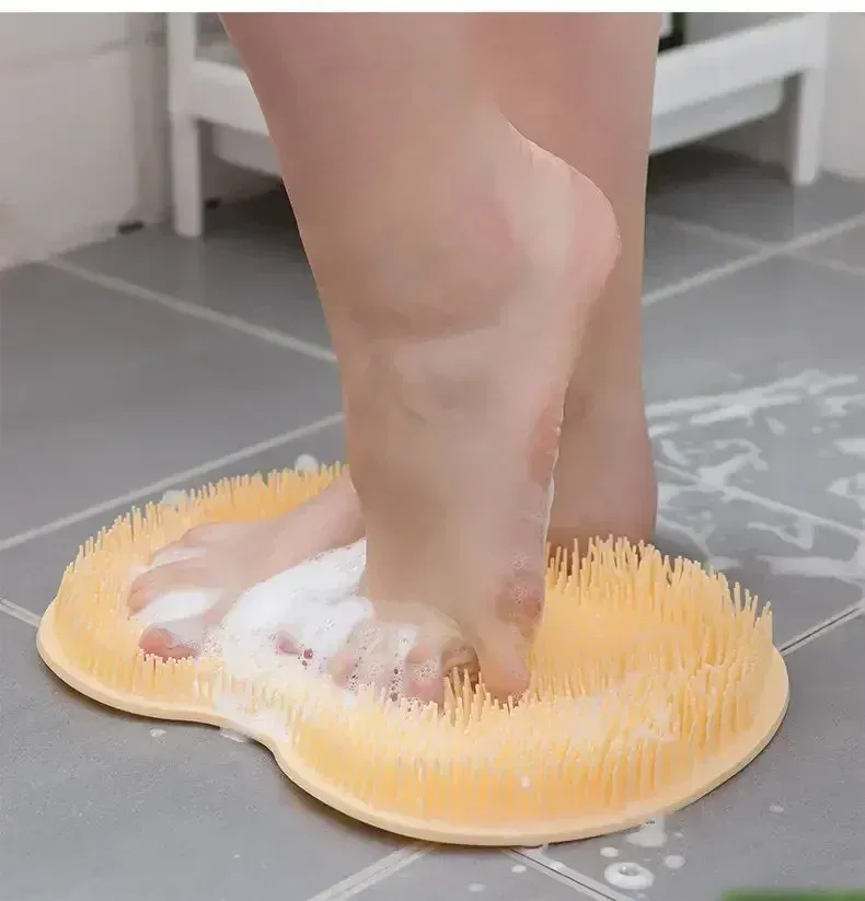 Brosse de bain en silicone dans la baignoire
