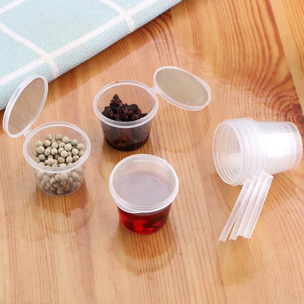 Sauces et chutneys servis dans de petites boîtes transparentes