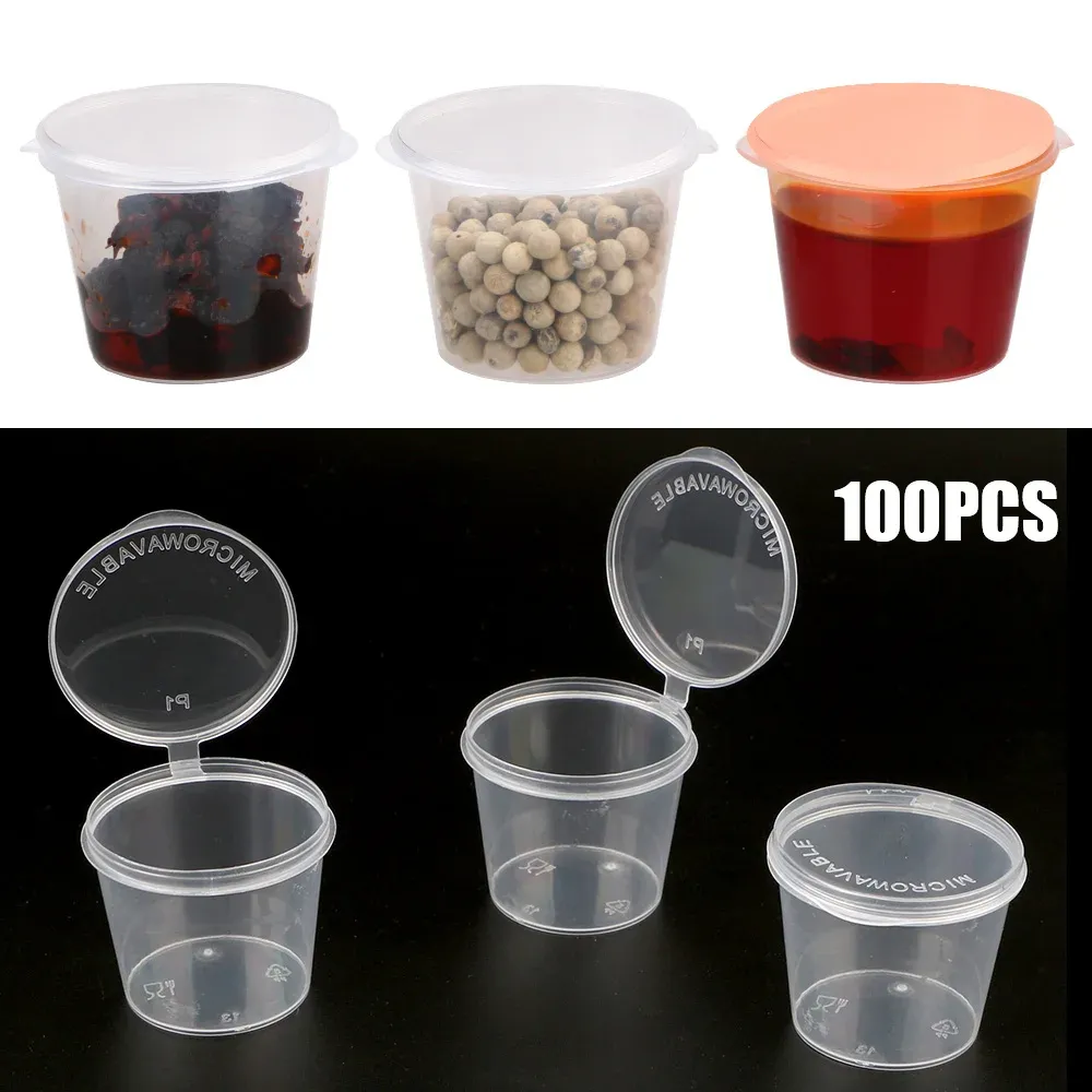 Petites boîtes alimentaires transparentes présentées sur une surface épurée