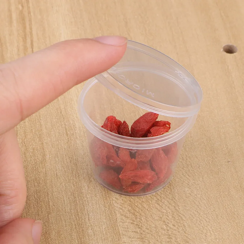 Petites boîtes alimentaires transparentes en situation de service
