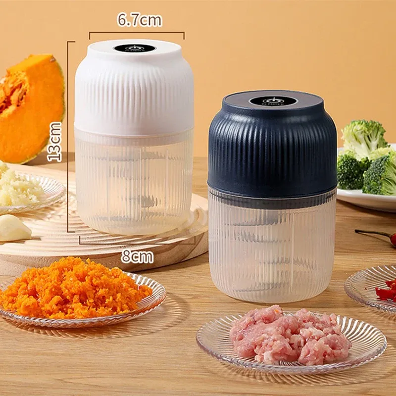Hachoir à ail électrique en situation de cuisine