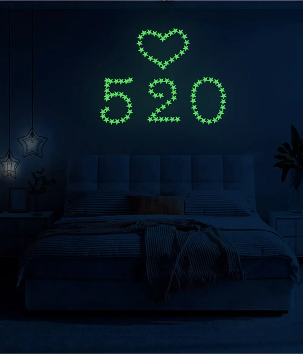 Détail des autocollants lumineux sur mur
