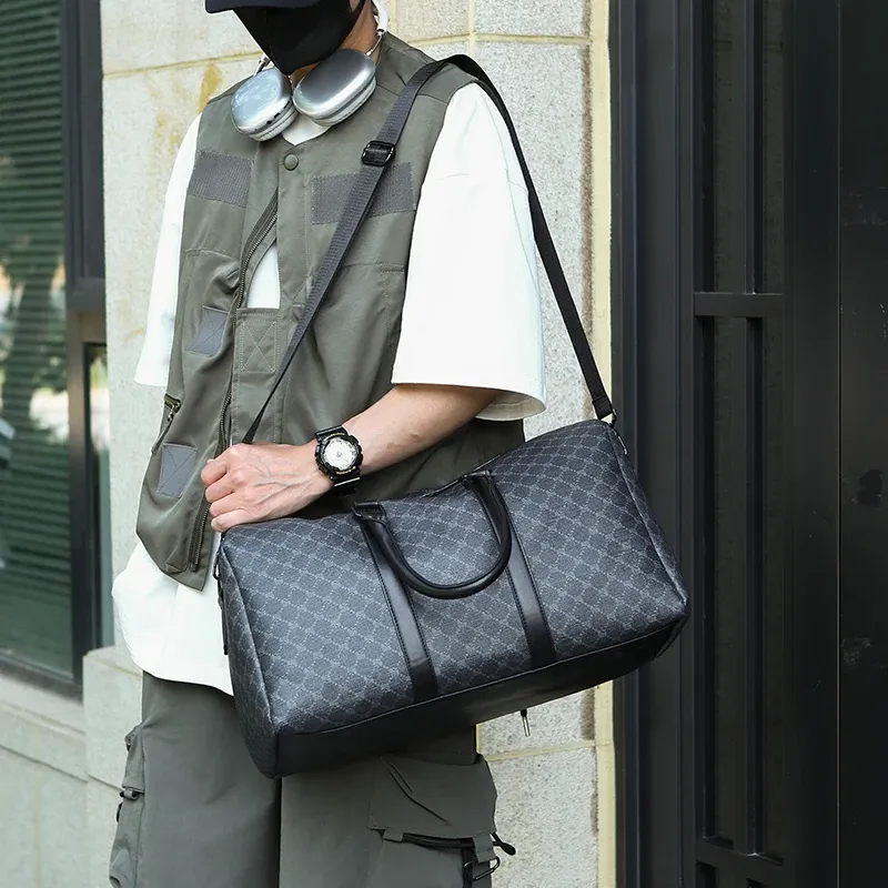 Sac de voyage noir pour homme, vue en situation