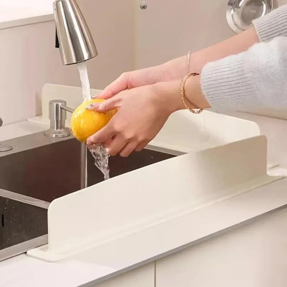 Déflecteur d'évier en silicone avec ventouse, protection anti-éclaboussures, plaque déflectrice d'eau résistante à l'huile, accessoire de cuisine, lot de 1 ou 2 pièces - Image 1