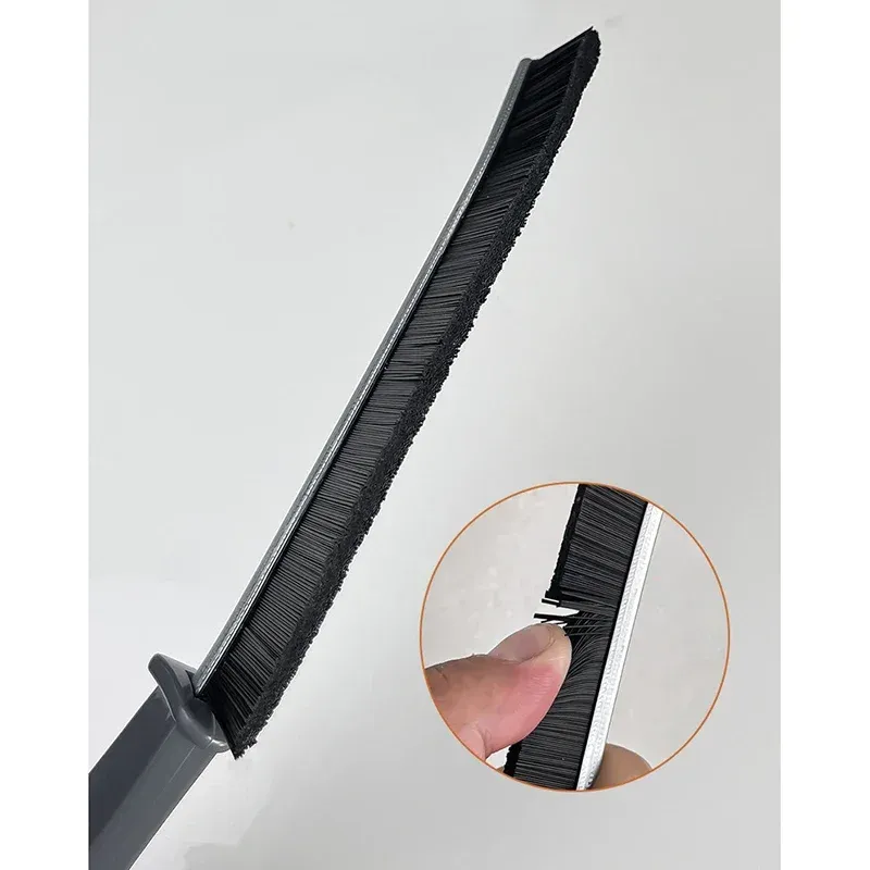 Brosse de nettoyage utilisée sur un carrelage de salle de bains