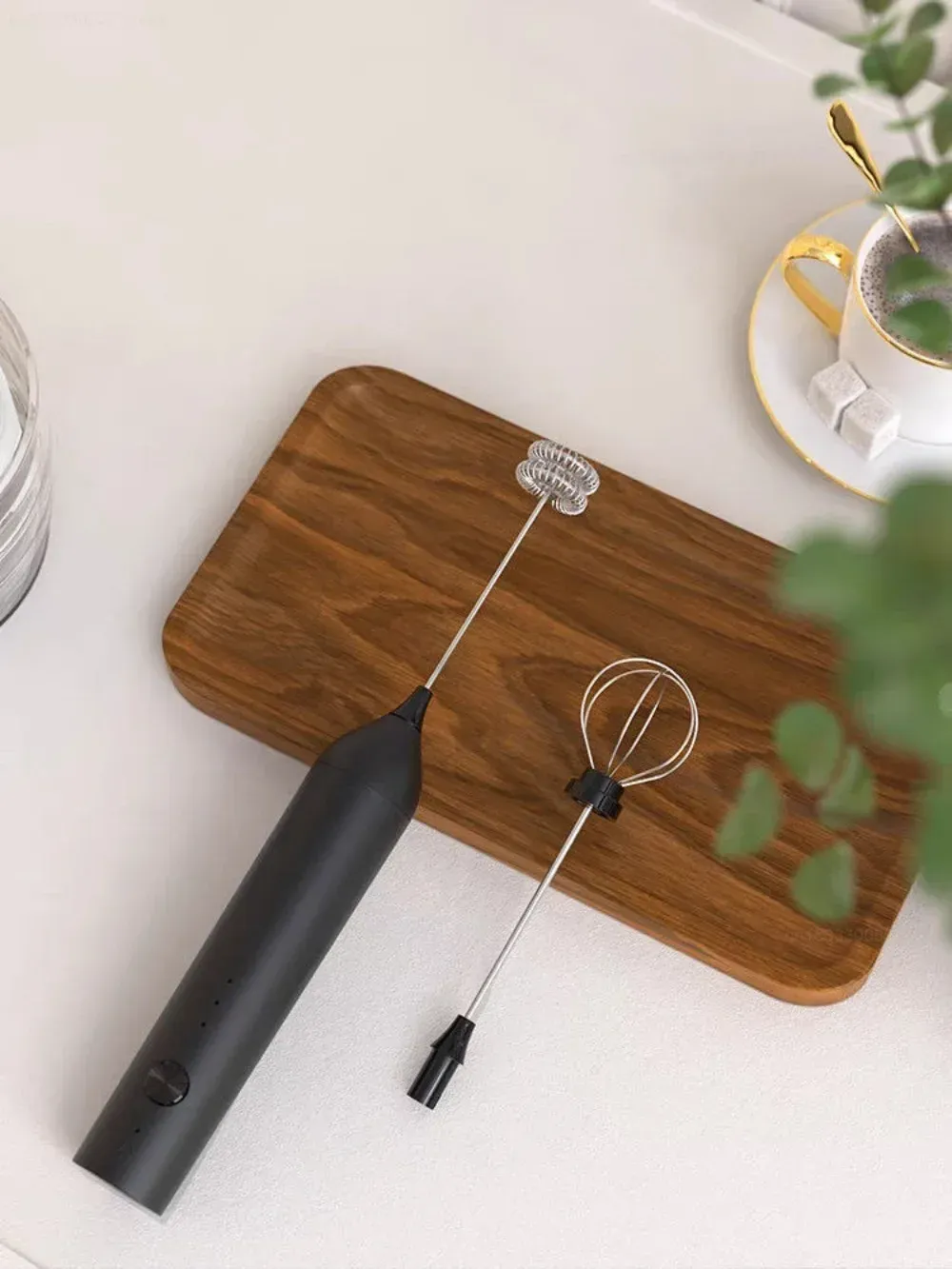 Mousseur à lait électrique, mise en scène