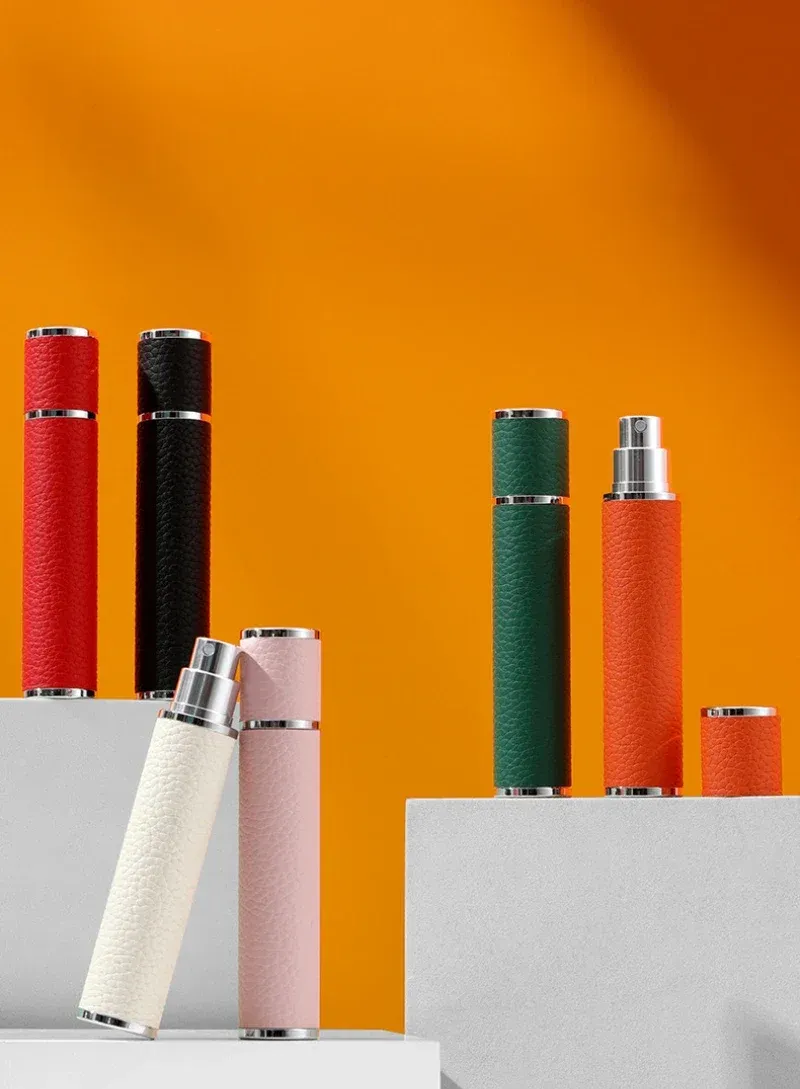 Flacon de parfum rechargeable en cuir, en utilisation