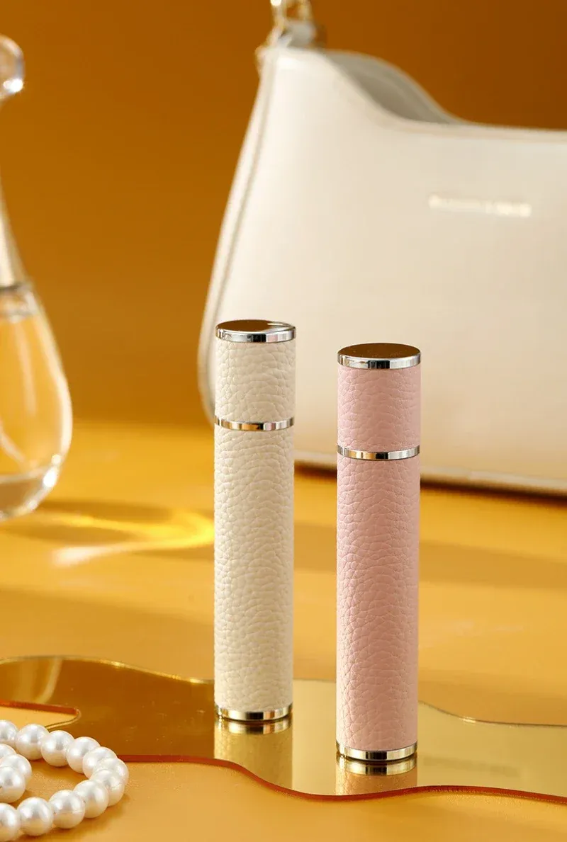 Flacon de parfum rechargeable en cuir, vue de profil