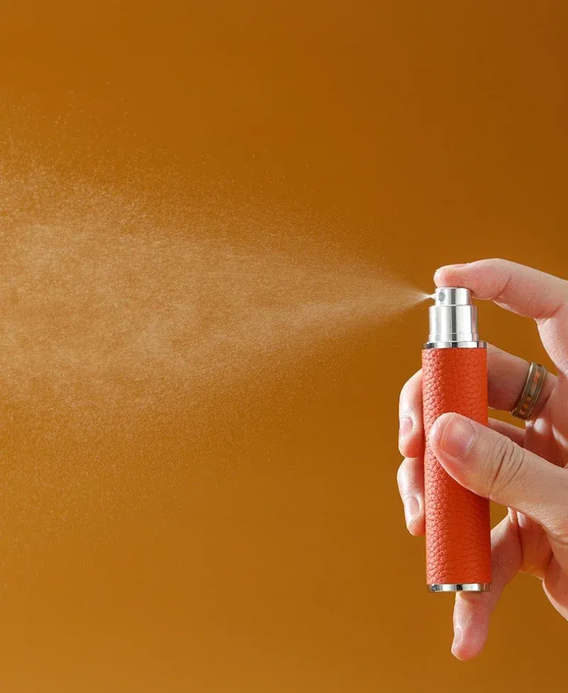 Flacon de parfum rechargeable en cuir, en situation