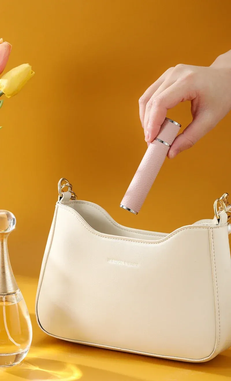Flacon de parfum rechargeable en cuir, détail de la fermeture