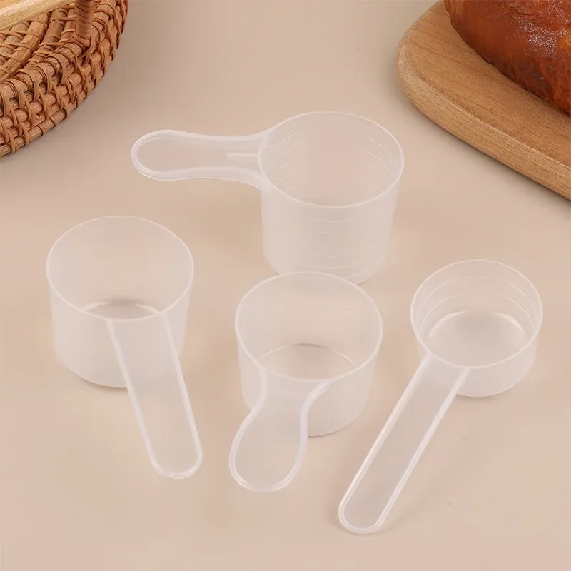 Cuillères doseuses transparentes à graduations, vue de détail