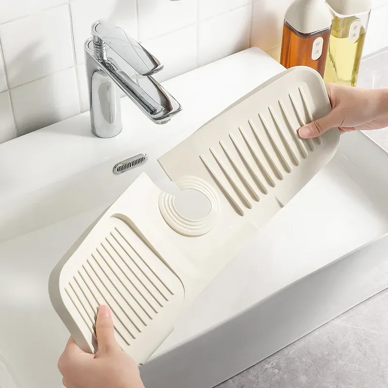 Protège-éclaboussures avec savon et accessoires de cuisine