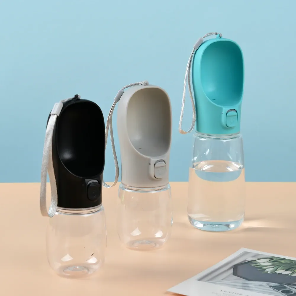 Bouteille d'eau pour animaux utilisée lors d'une sortie