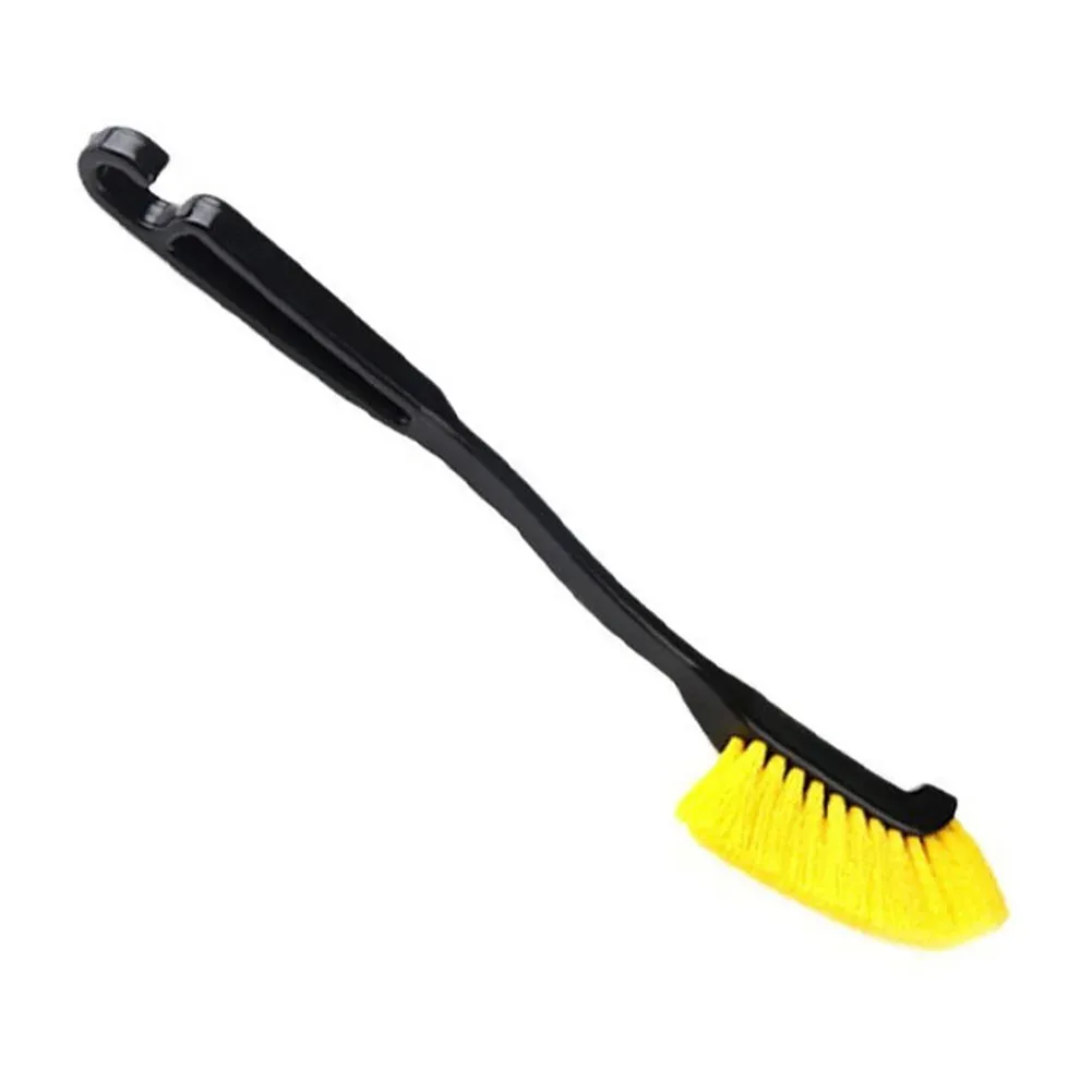 Brosse de jante à tête incurvée, vue rapprochée