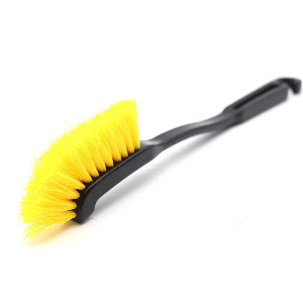 Brosse de jante à tête incurvée, préhension