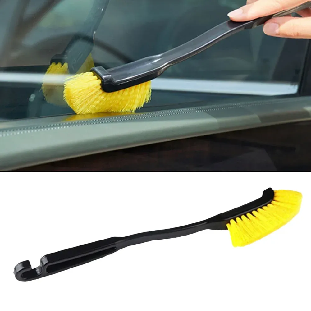 Brosse de jante à tête incurvée, vue de dos