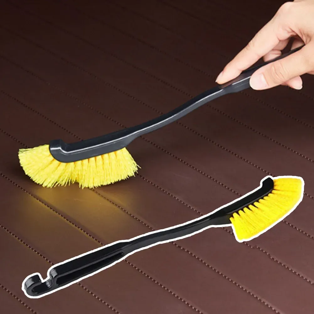 Brosse de jante à tête incurvée, ambiance atelier