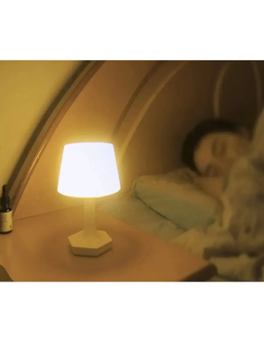 Lampe de bureau LED en situation de lecture